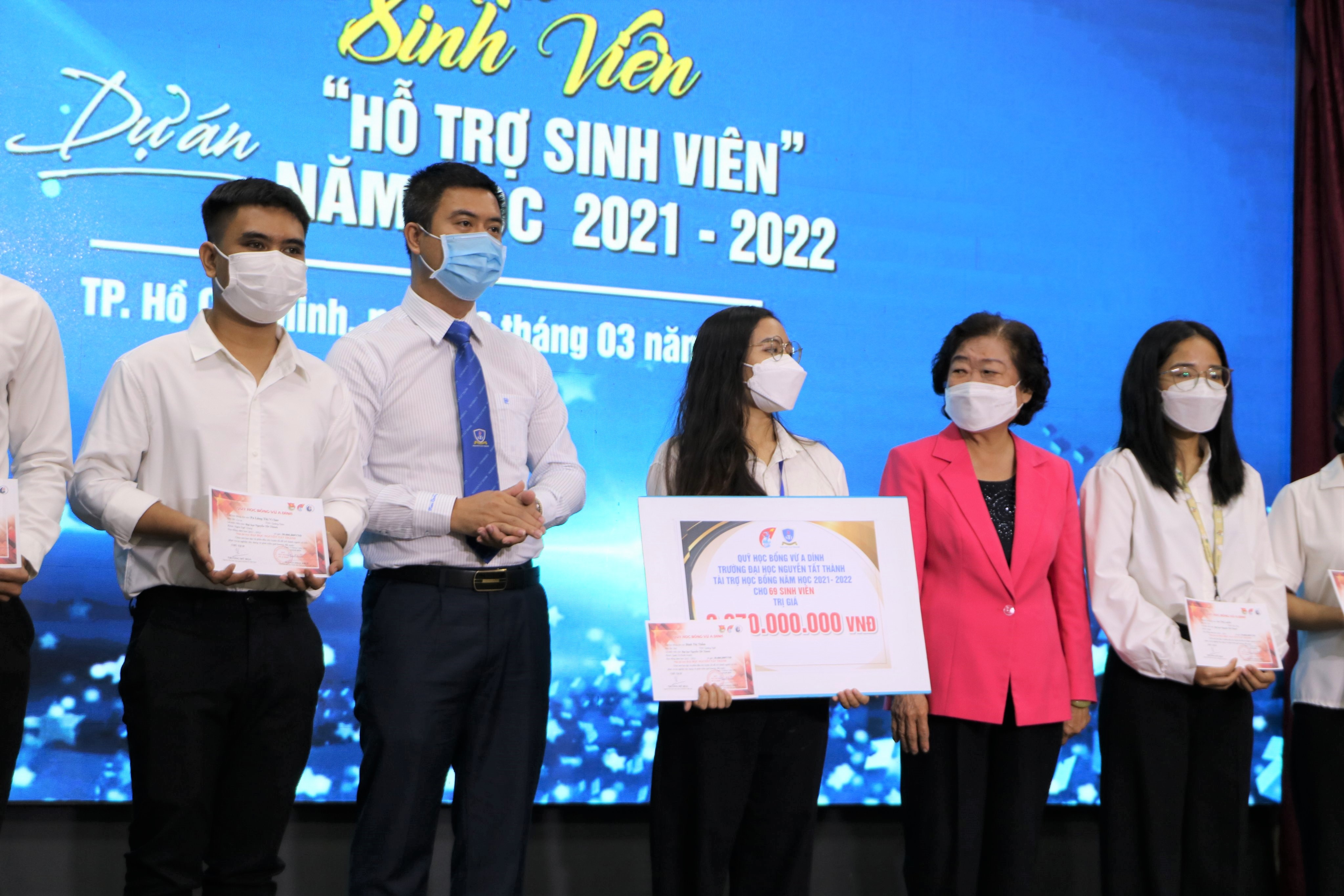 4-loai-hoc-bong-o-cao-dang-tan-sinh-vien-can-biet